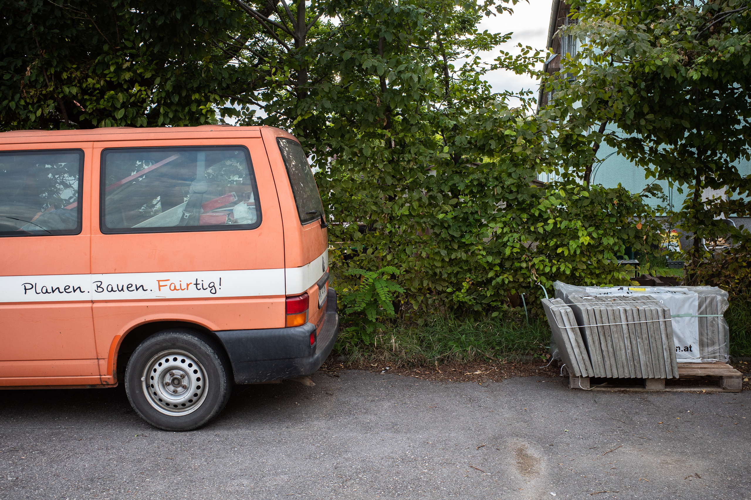 „Planen. Bauen. Fairtig!“ – der Firmenbus am Straßenrand